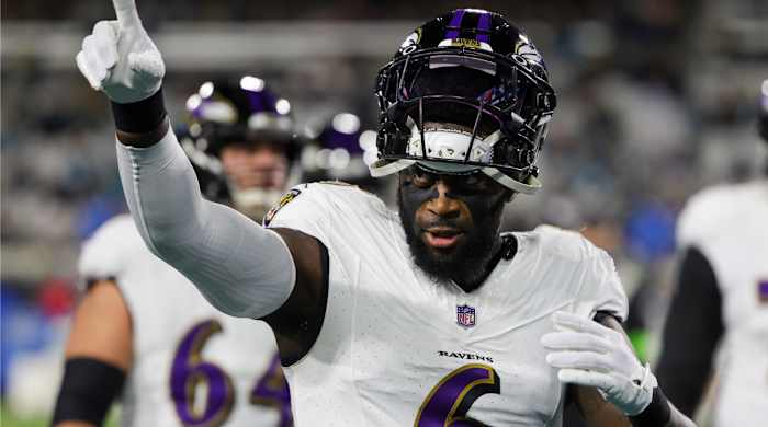 Dec 17, 2023; Jacksonville, Florida, USA; Baltimore Ravens linebacker Patrick Queen (6) warms up before a game against the Jacksonville Jaguars at EverBank Stadium. Mandatory Credit: Nathan Ray Seebeck-USA TODAY Sports